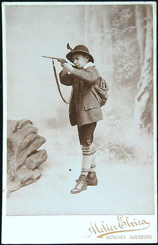 Kabinetní fotografie - München, Augsburg - Atelier Elvira - Kluk s puškou