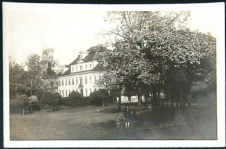Pohlednice - Okres Rychnov nad Kněžnou - Zámek - černobílé (pohled z boku, stromy)
