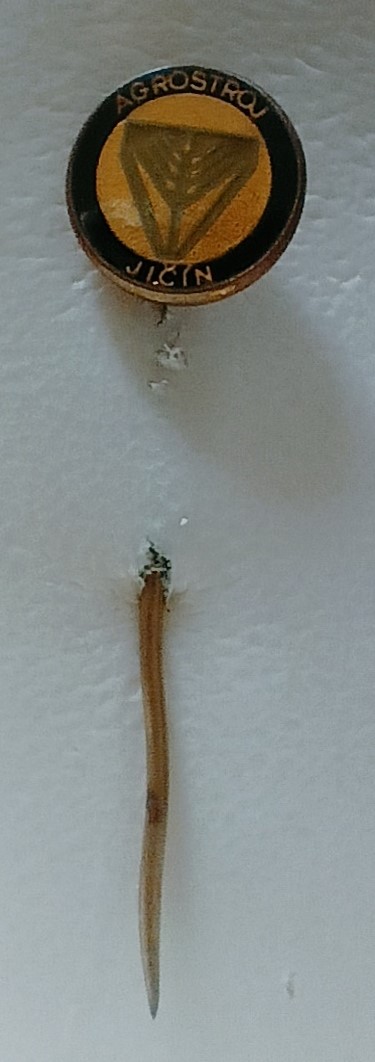 Odznak - podnikový - AGROSTROJ - Jičín - Černo šedý