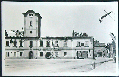 Pohlednice - Okres Pardubice - Holice - Radnice vyplněná hordami