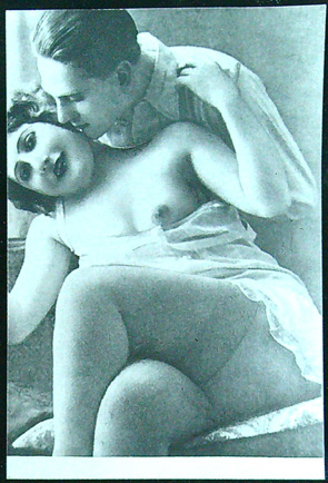 Pohlednice – Akt a erotika – Akt Foto – ČB – Intimní výjev (Přefoceno)
